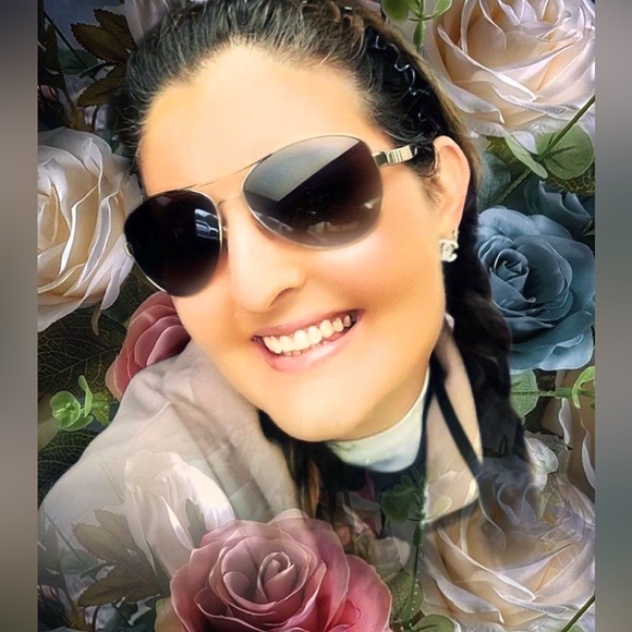 Meet your Posher, Nicole - Picture 3 of 15